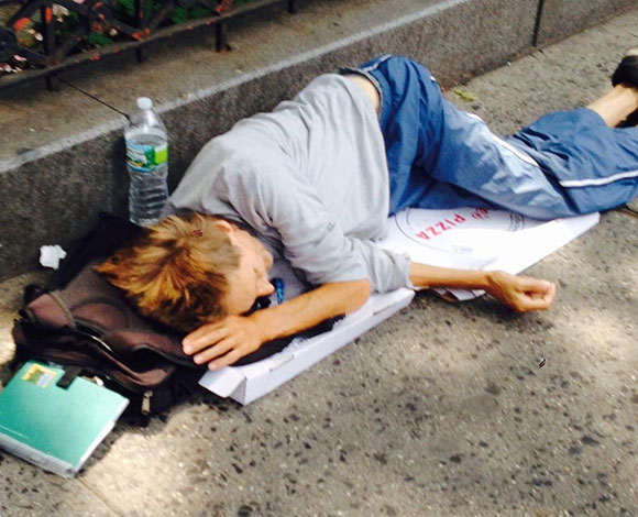 مليونير يتحول الى مشرد ... من قصر فخم الى رصيف منهاتن