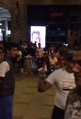 بالفيديو- هذا ما فعله شاب مسلم في حفل في فرنسا