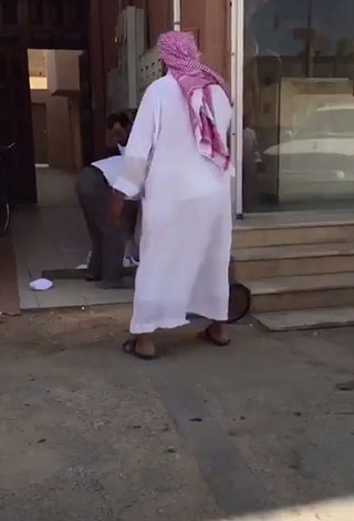 بالفيديو- سعودي يعتدي على عاملا آسيويا