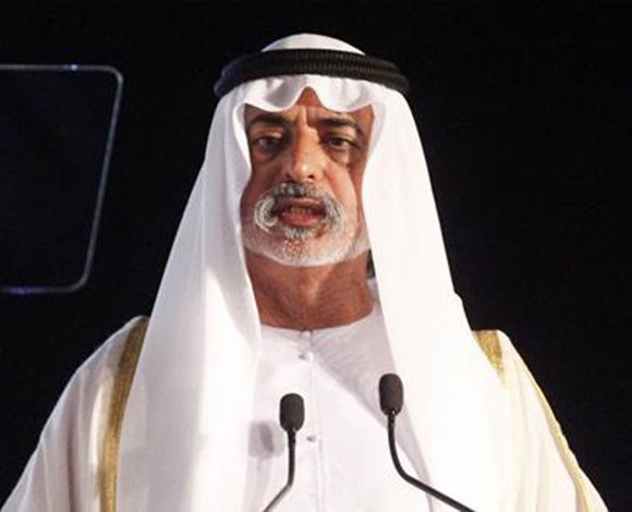 بالفيديو: لهذه الأسباب إعتذر شيخاً إماراتي من إمرأة مسنة!