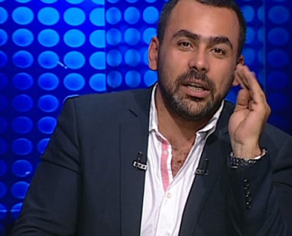 بالفيديو- موقف محرج لمذيع بسبب "أحمر شفايف بالقميص"