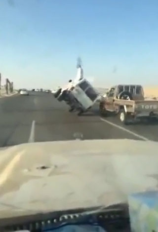 بالفيديو: سعودي يستعرض على الطرقات في السعودية ... وهذا ما حدث له