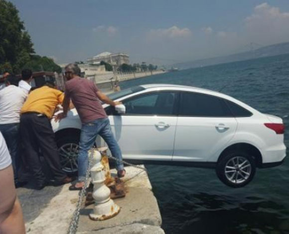 بالفيديو: مارّة ينقذون سيارة من السقوط بطريقة مضحكة