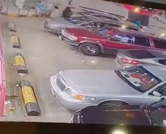 بالفيديو- سعودي يحاول سرقة مسنّة في الشارع