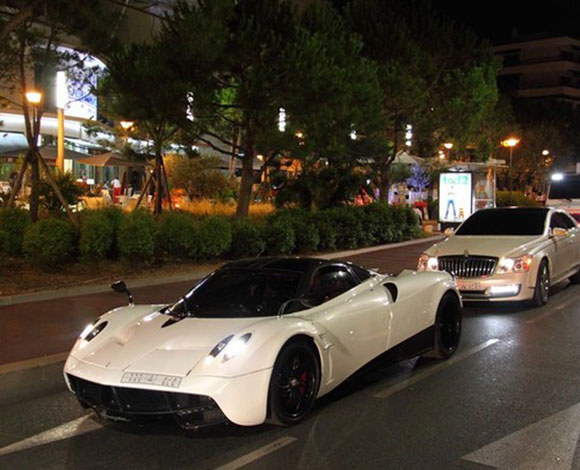 بالفيديو- تعرف على السعودي صاحب هذا الأسطول الفاخر