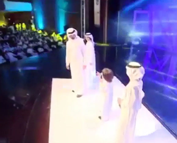 بالفيديو.. سعودي يحرج والده أمام جمهور كبير