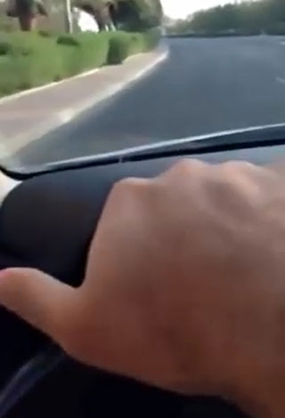 بالفيديو: كويتي يرمي ٣٠٠٠ دينار من الشباك بـ الشارع لانه سعيد!