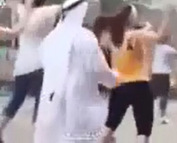 بالفيديو.. سعودي يقلد فتيات يؤدين رقصة جماعية بطريقة مضحكة