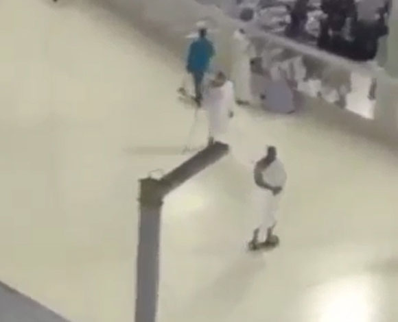 بالفيديو- سكوتر في المسجد الحرام