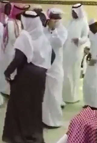 بالفيديو- فتاة خليجية تتنكر في زي رجل لترقص مع شباب