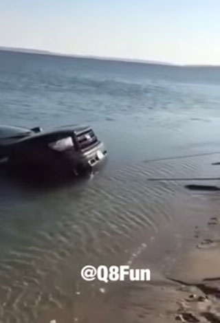 بالفيديو شباب يخرجون سيارة كويتي غارقة تماماً في البحر