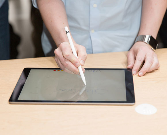 بالفيديو والصور- اليك ما لم تعرفه عن قلم  ابل الجديد Apple Pencil