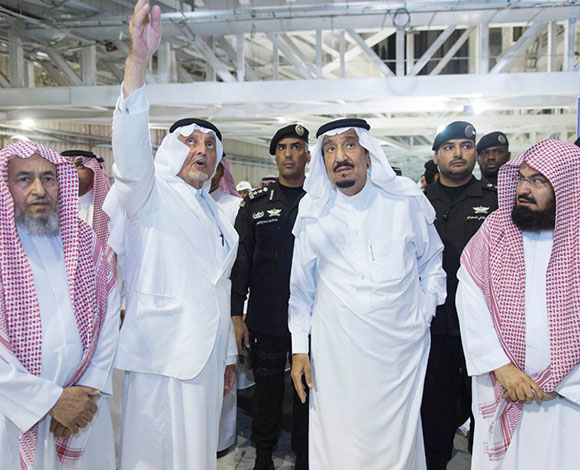 بالفيديو.. ملك السعودية يتفقد موقع حادث الحرم المكي