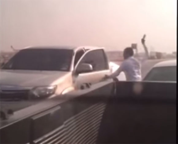 بالفيديو- سعودي يعتدي على قائد مركبة في إشارة مرور عامة