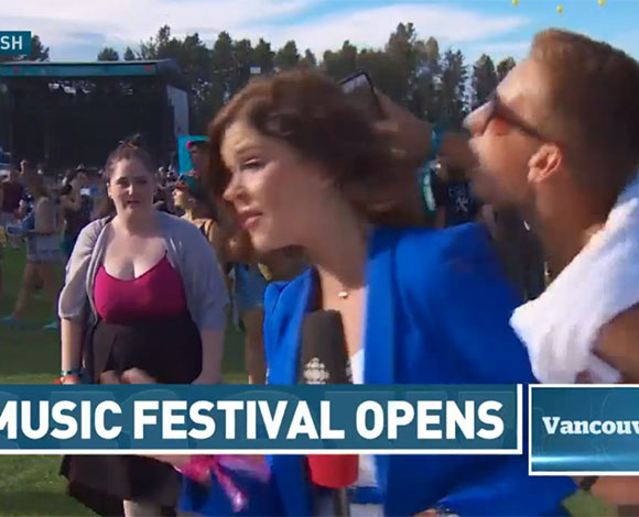 بالفيديو: شاب يقبل مذيعة على الهواء.. وهكذا ردّت عليه