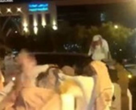 بالفيديو- سعودي تحرّش بفتاة تحت تهديد السلاح .. هذا ما جرى له