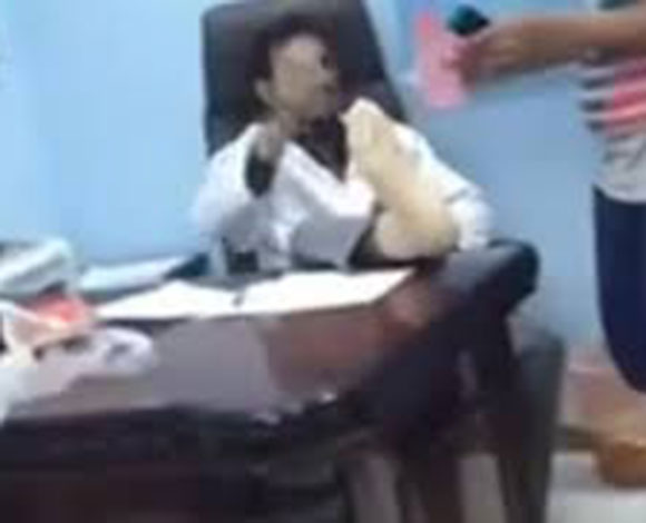 بالفيديو.. طبيب يضع قدميه في وجه مراجعيه بالسعودية