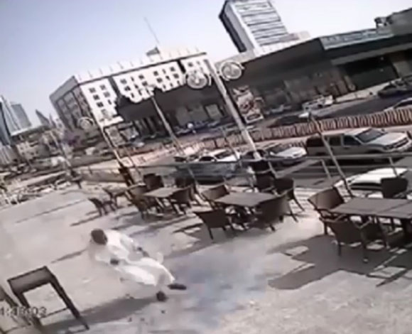 بالفيديو- سعودي ينجو من الموت بأعجوبة