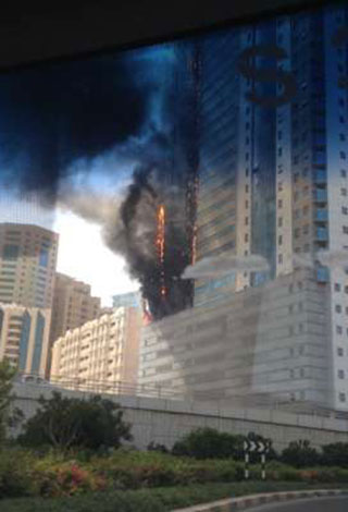 بالفيديو... لحظة اندلاع حريق ضخم في برج سكني من 30 طابقاً في الشارقة