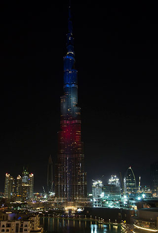 أطول مبنى في العالم يضيء بألون علم جمهورية فرنسا تحيةً لأرواح ضحايا هجمات باريس