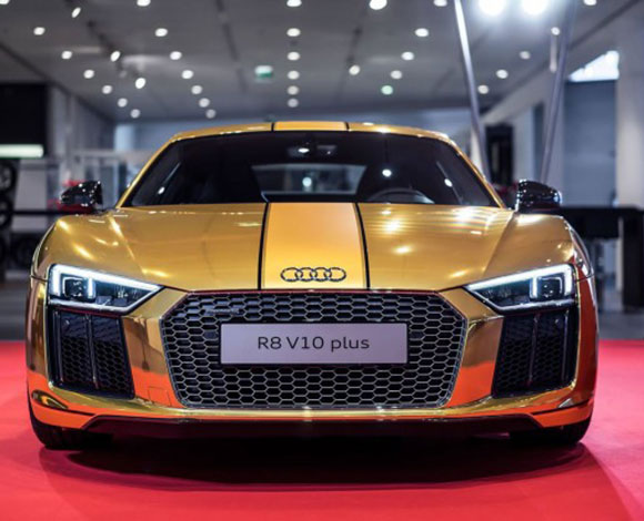 الكشف عن سيارة أودي آر 8 في 10 بلس المغطاة بالذهب