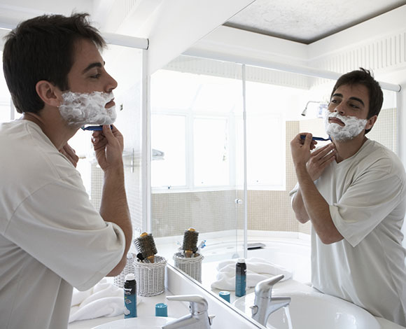 ما هي أبرز 5 أخطاء يرتكبها الرجال عند الحلاقة؟