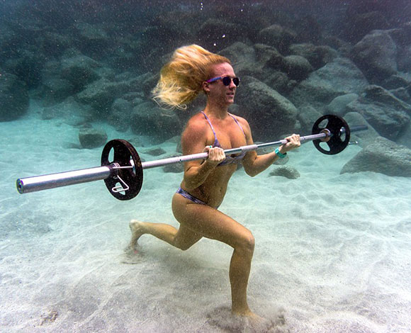 صور رائعة لعارضة تمارس التمرينات الرياضية تحت الماء