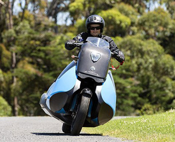 تطوير دراجة بخارية يمكن تحويلها في 5 ثوان إلى جت سكي