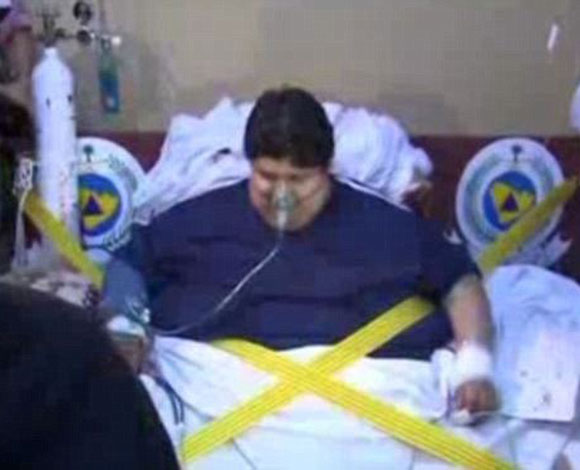 خالد الشاعري "قاهر السمنة" يسير على قدميه لأول مرة في حياته