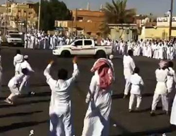 بالفيديو- العناية الإلهية تنقذ طفلاً من الموت في ساحة تفحيط
