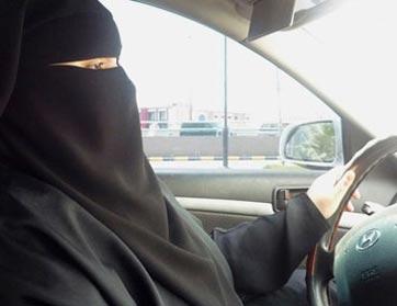 إماراتية ترتكب 1380 مخالفة مرورية