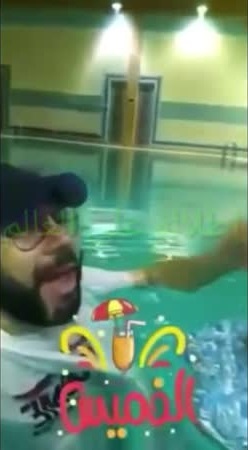 فيديو .. يعد الشاي داخل حمام السباحة