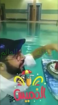 فيديو .. يعد الشاي داخل حمام السباحة