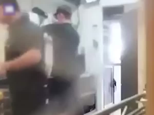 بالفيديو .. أمر مقزز يحدث داخل مطابخ مطعم للوجبات السريعة