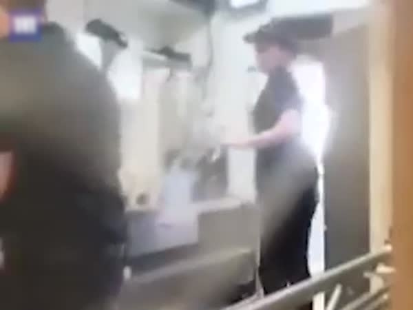 بالفيديو .. أمر مقزز يحدث داخل مطابخ مطعم للوجبات السريعة