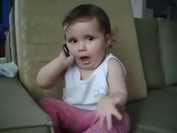 احذر من مراقبة طفلك لك أثناء تحدثك بالهاتف .. فيديو طريف