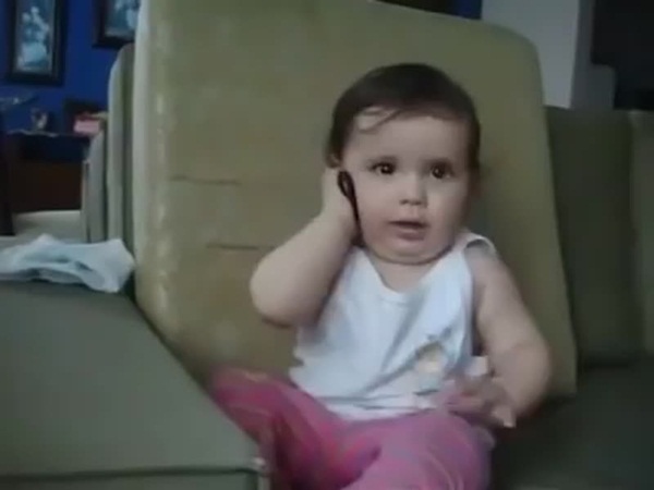 احذر من مراقبة طفلك لك أثناء تحدثك بالهاتف .. فيديو طريف