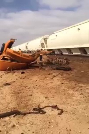 قطار يمر فوق شاحنة ويشطرها نصفين بالسعودية .. فيديو