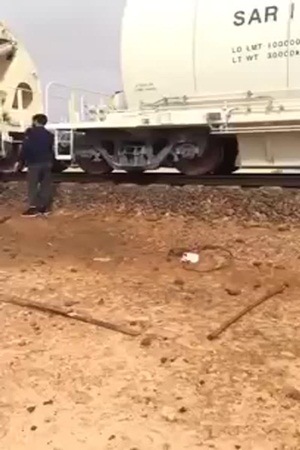 قطار يمر فوق شاحنة ويشطرها نصفين بالسعودية .. فيديو