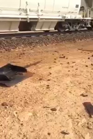 قطار يمر فوق شاحنة ويشطرها نصفين بالسعودية .. فيديو