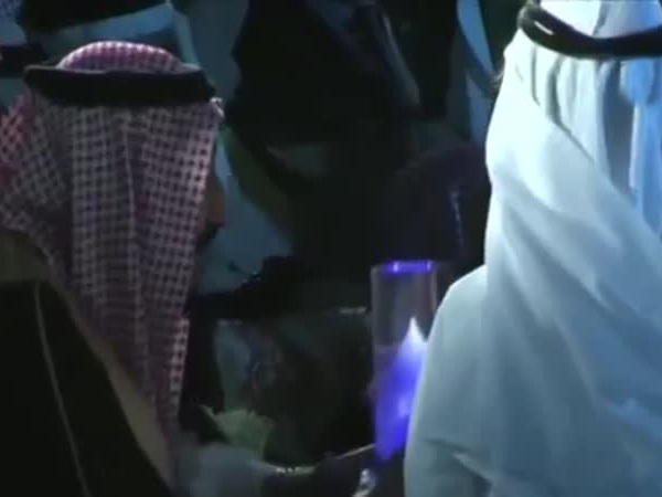 خادم الحرمين يسلم على طفلين أثناء احتفال رسمي