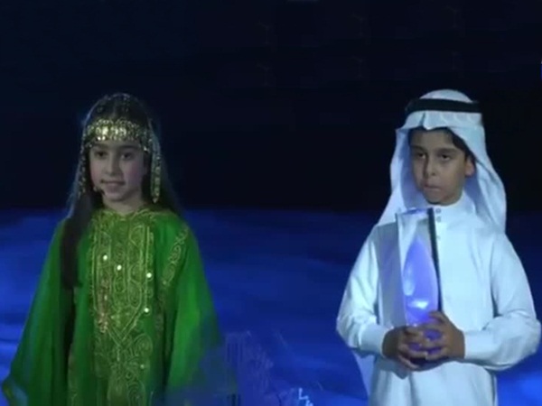 خادم الحرمين يسلم على طفلين أثناء احتفال رسمي