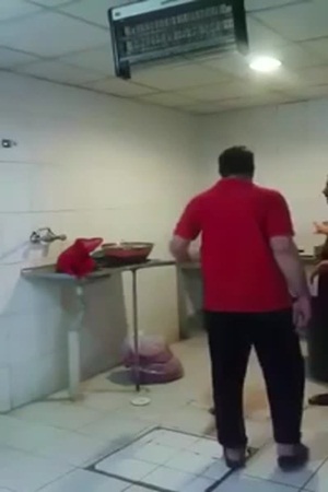 ضبط عامل مطعم بالسعودية يقف على اللحم قبل تقديمه للزبائن