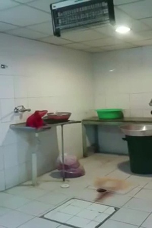 ضبط عامل مطعم بالسعودية يقف على اللحم قبل تقديمه للزبائن