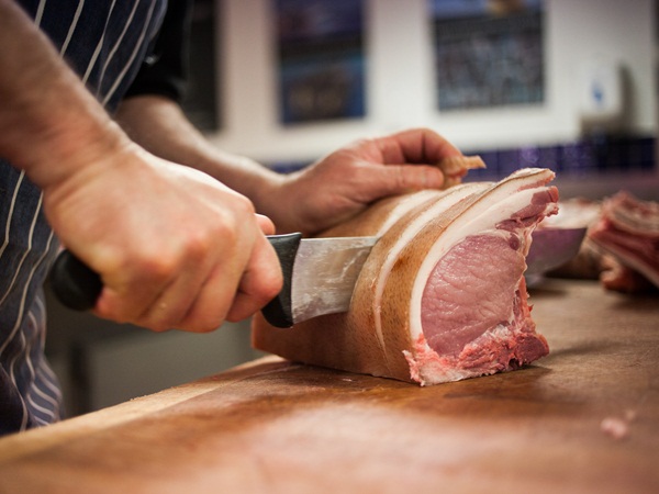 ضبط عامل مطعم بالسعودية يقف على اللحم قبل تقديمه للزبائن