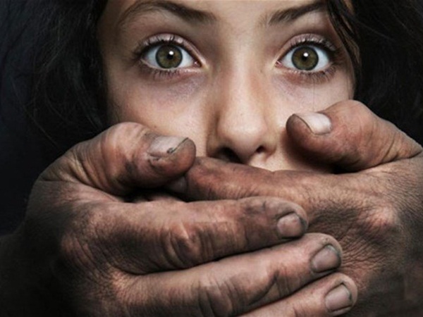 ينقذ الطفلة من الاغتصاب .. ليغتصبها بنفسه