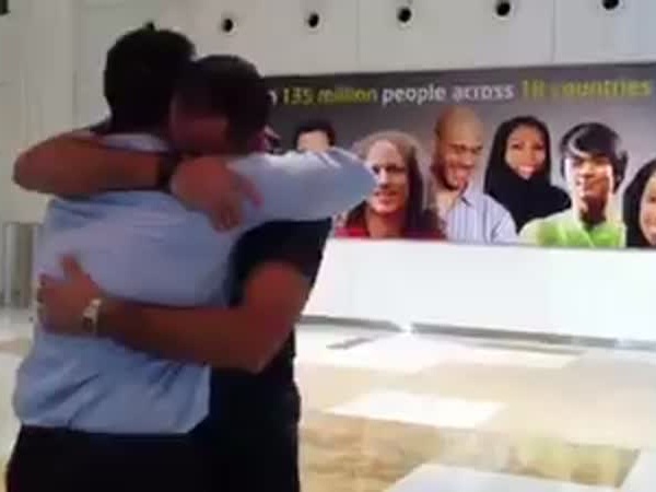 فيديو مؤثر .. شقيقان يلتقيان بعد غياب 10 سنوات