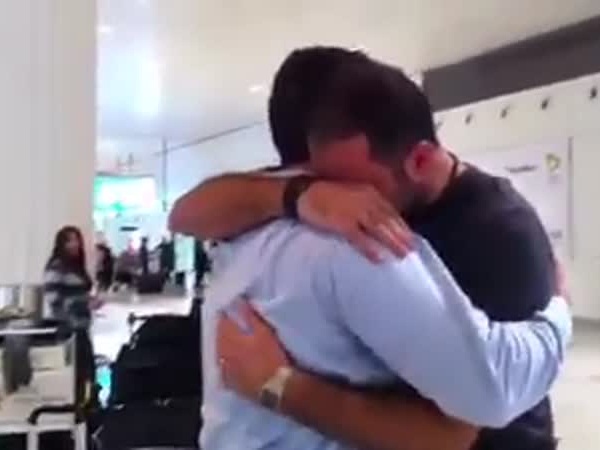 فيديو مؤثر .. شقيقان يلتقيان بعد غياب 10 سنوات