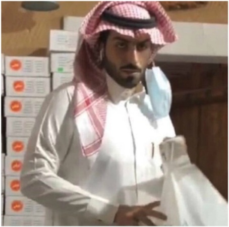 بالفيديو: بائع الكليجا يسحر السعوديات بوسامته!