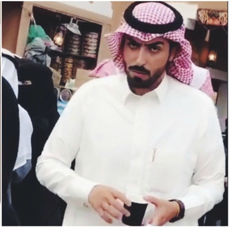 بالفيديو: بائع الكليجا يسحر السعوديات بوسامته!
